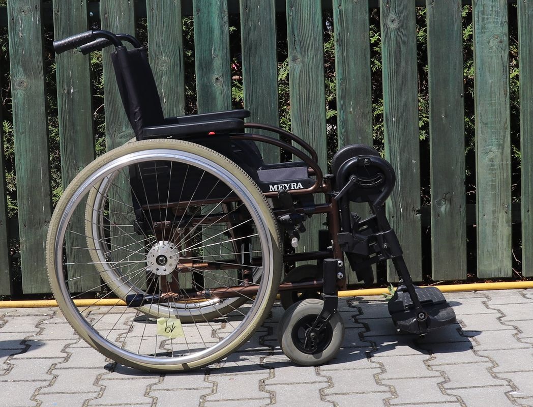 019-Mechanický invalidní vozík Meyra.