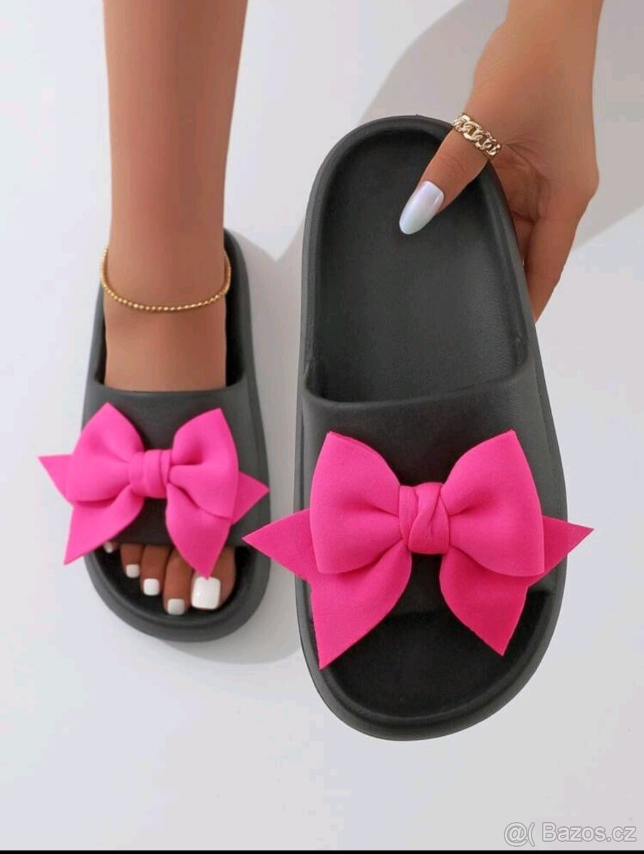 Dámské černé pantofle s růžovou mašlí