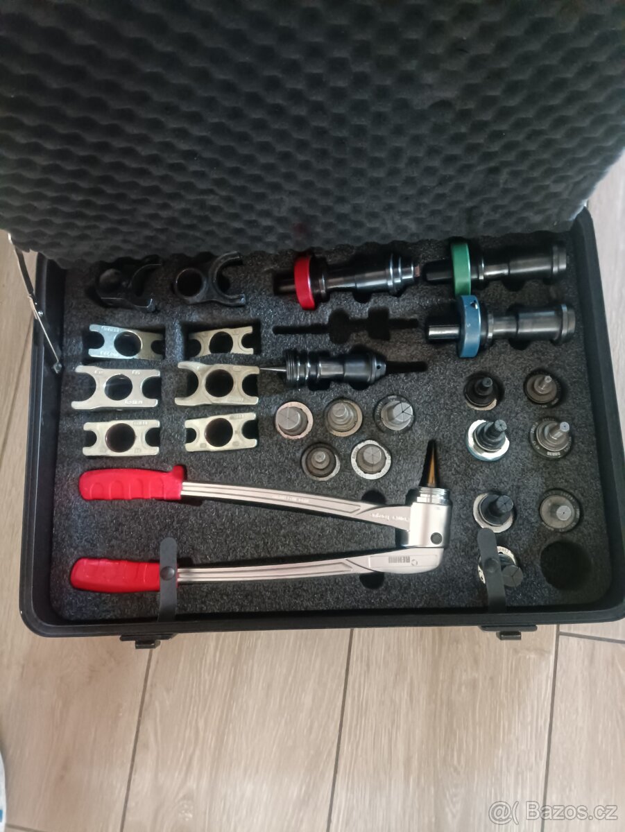 REHAU - lis s komponenty pro potrubí Rehau