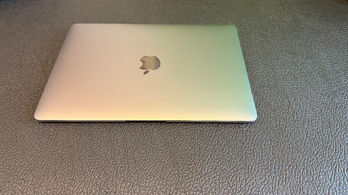 Stříbrný Macbook Retina 12palcový 2015