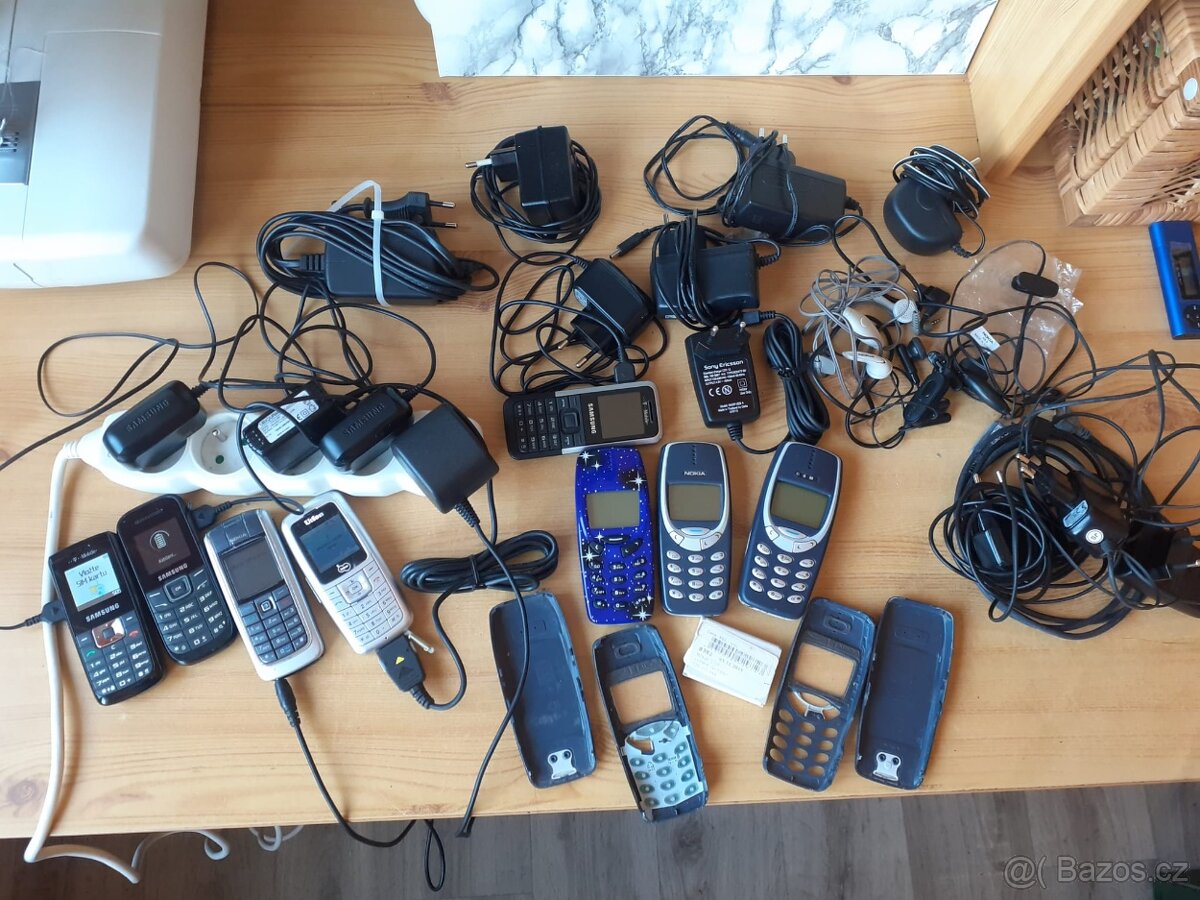 MOBILY + NABÍJEČKY + SLUCHÁTKA