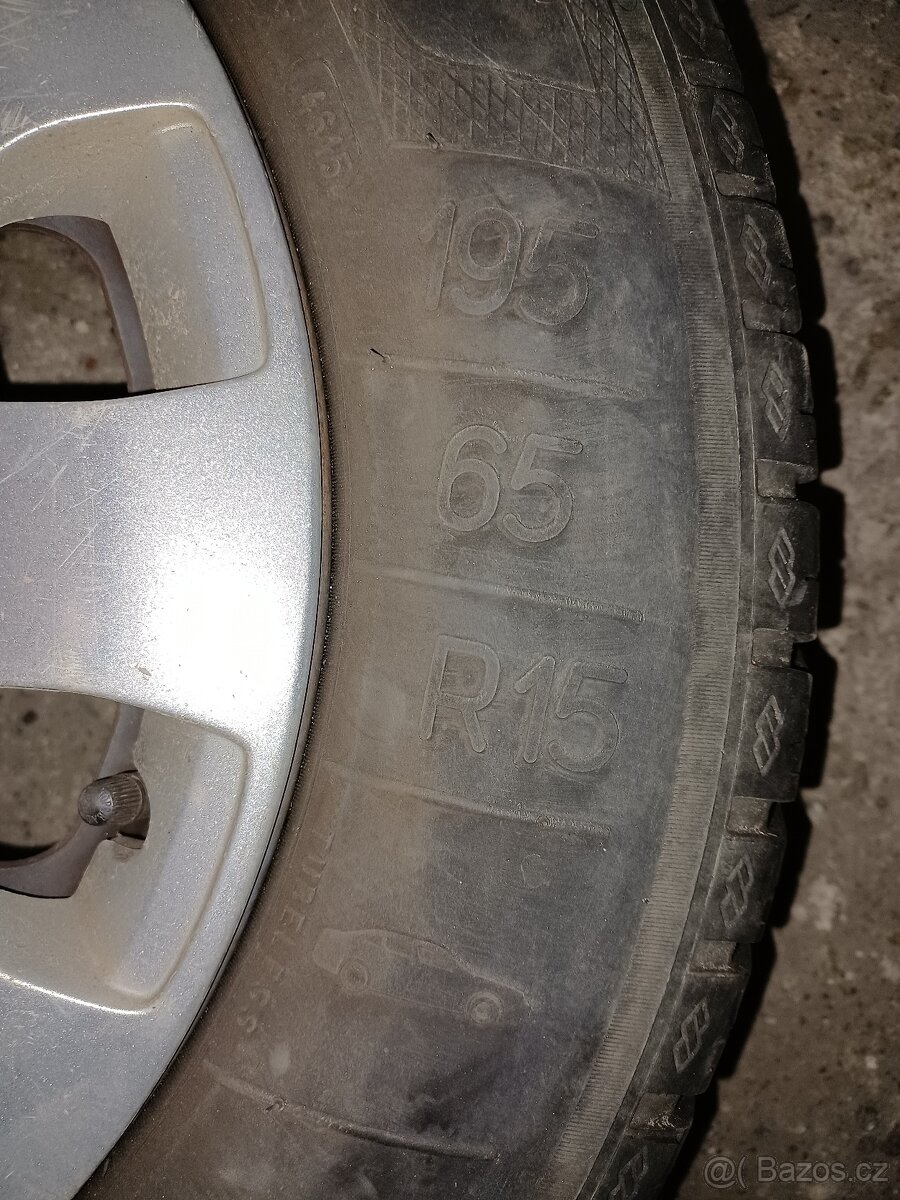 Prodám sada pneu s disky na Octavia 1