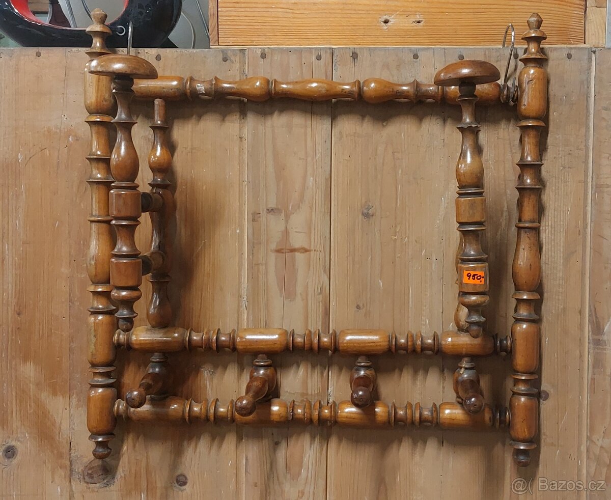Dřevěný nástěnný věšák