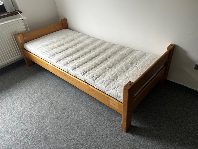 Postel na matraci 200x90