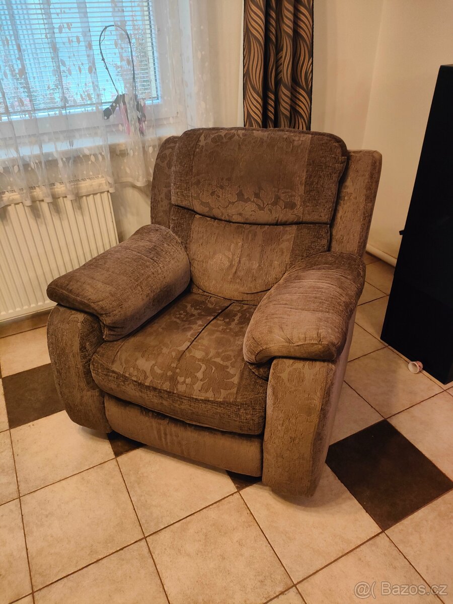 Polohovatelne křeslo