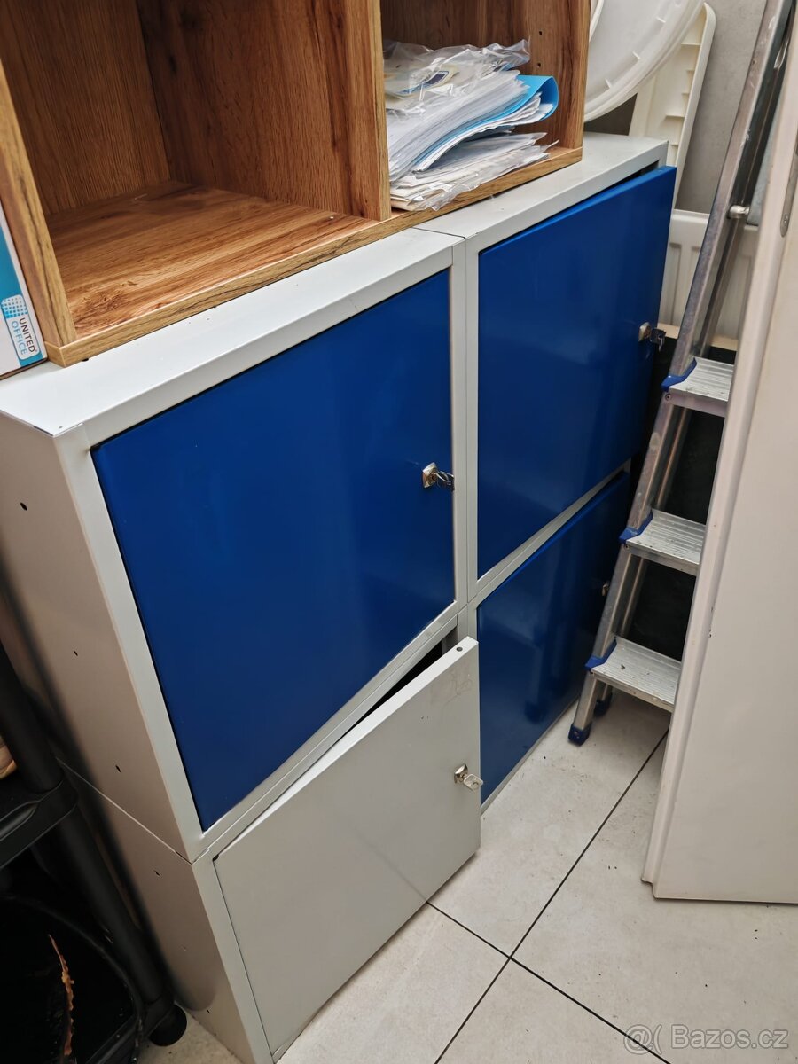 Šatní skříň skříňka s uzamykatelným boxem