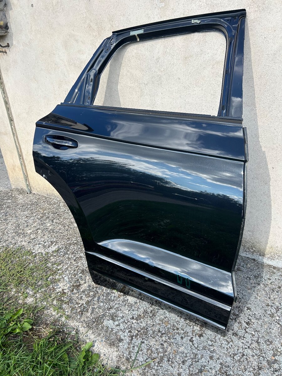 DVEŘE ZADNÍ PRAVÉ VW TOUAREG 760833312A