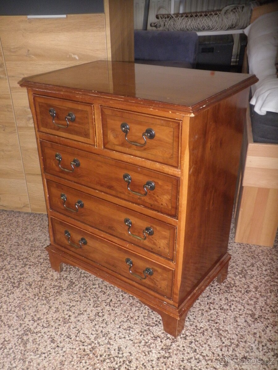 Menší skříňka nebo komoda v rustikálním stylu