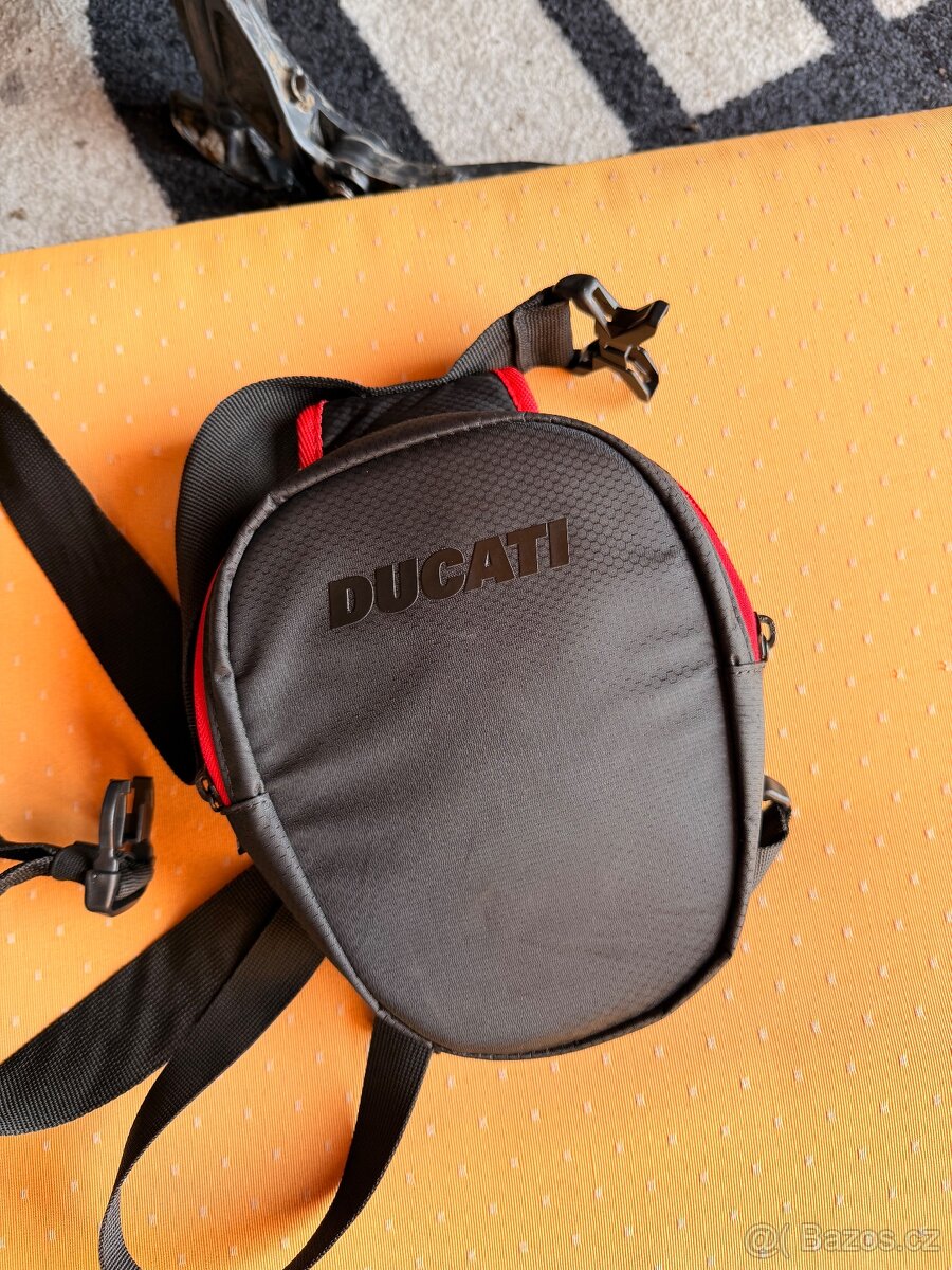 Ducati kapsa na stehno, brašna