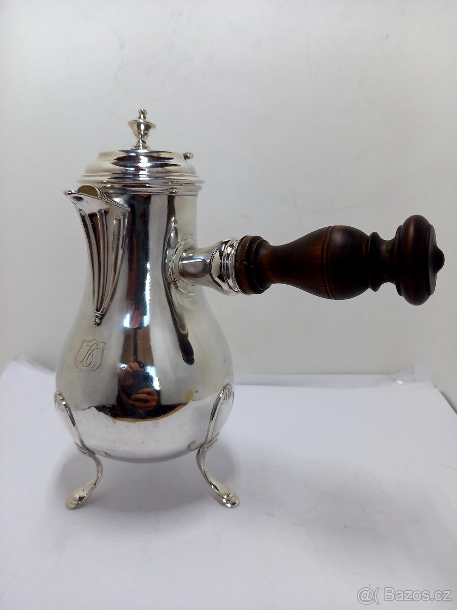 Starožitná stříbrná konvička na kafe