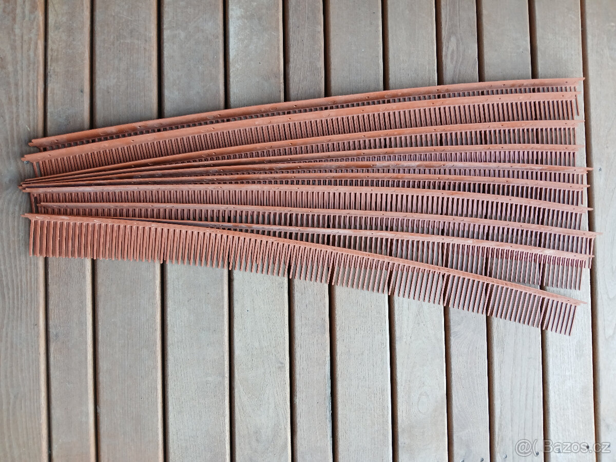 Okapový hřeben zábrana proti vniknutí do větrané mezery