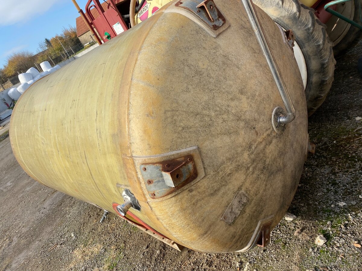 Laminátová nádrž