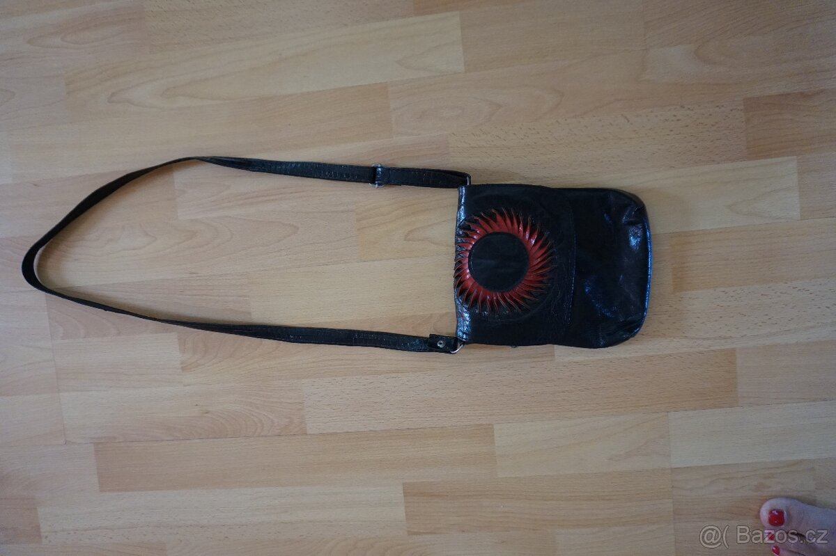 malá kožená kabelka