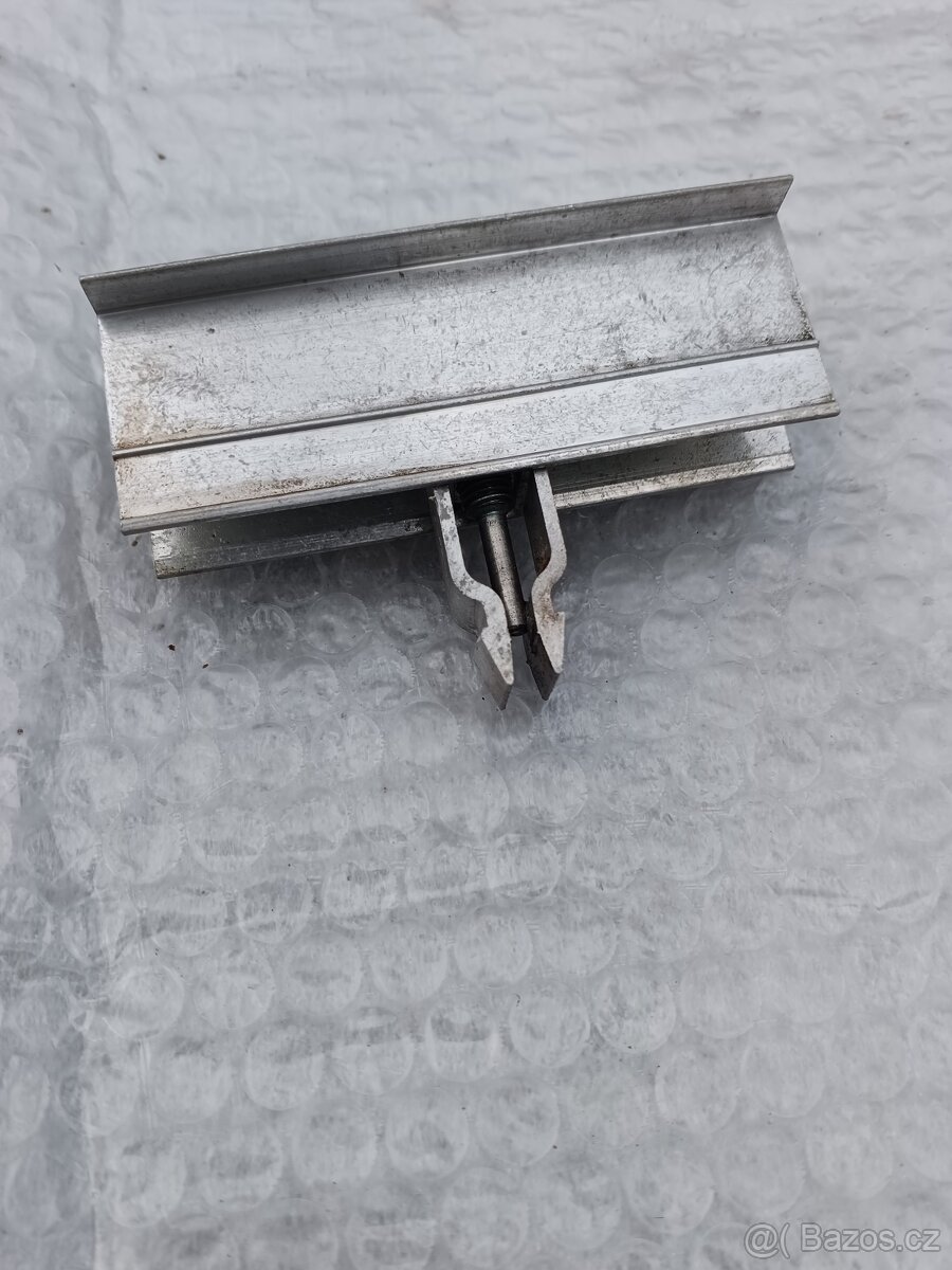 Příchytka středová...