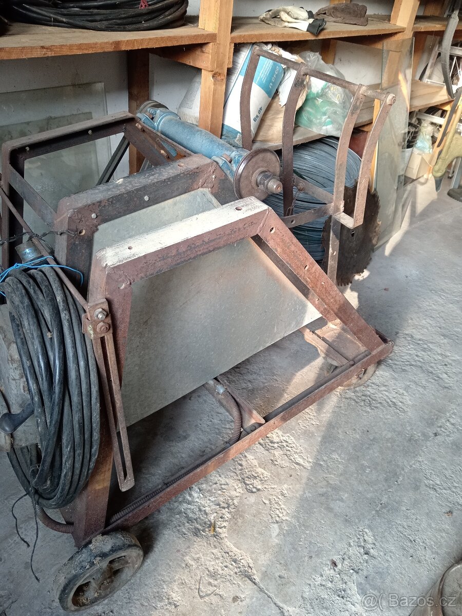 Pila drakouš na palivové dřevo i se stolem