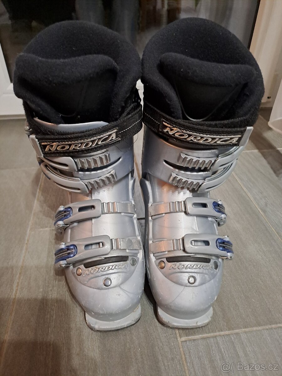 Dětské přezkáče Nordica, délka stélky 23 cm, délka boty 27 c