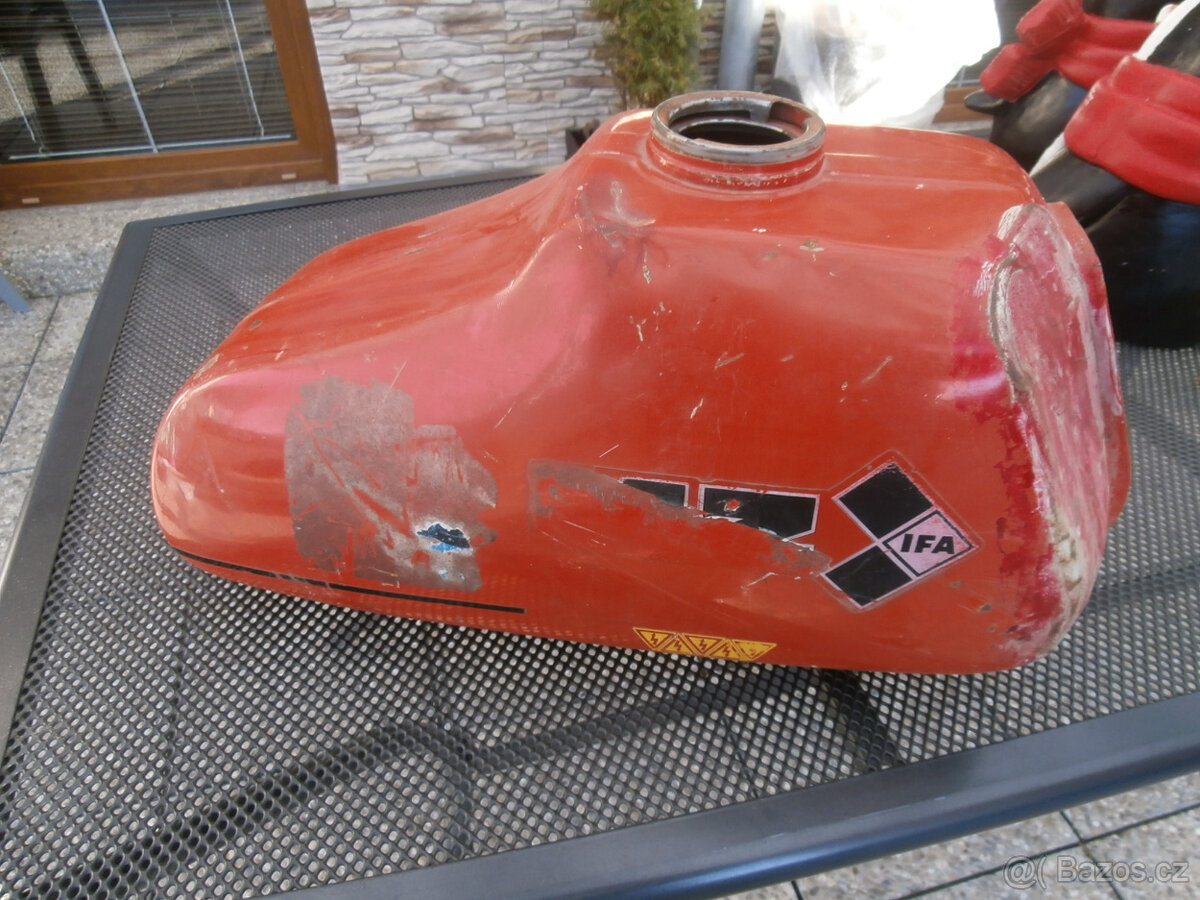 Nádrž na motocykl MZ starší 700 kč včetně poštovného