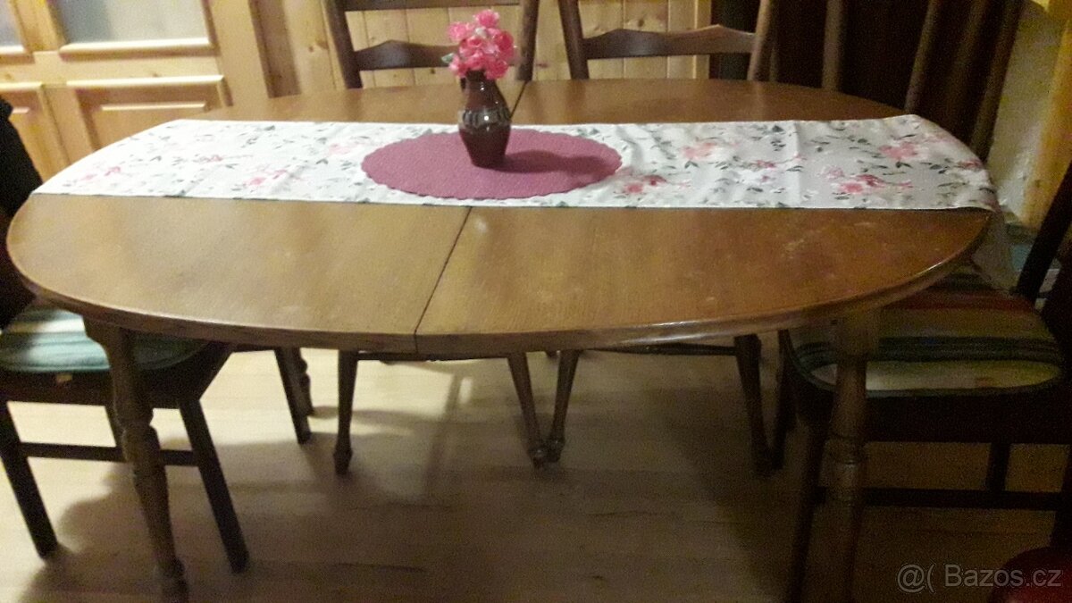 Oválný rozkládací stůl