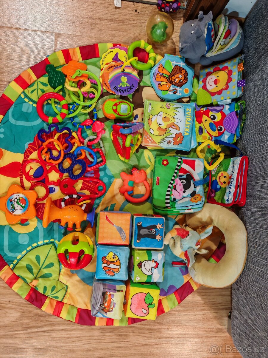 hračky pro miminka knížky pro nejmenší kostičky hrací deka