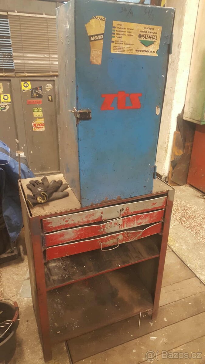 Plechová skříňka a stolek s šuplíky