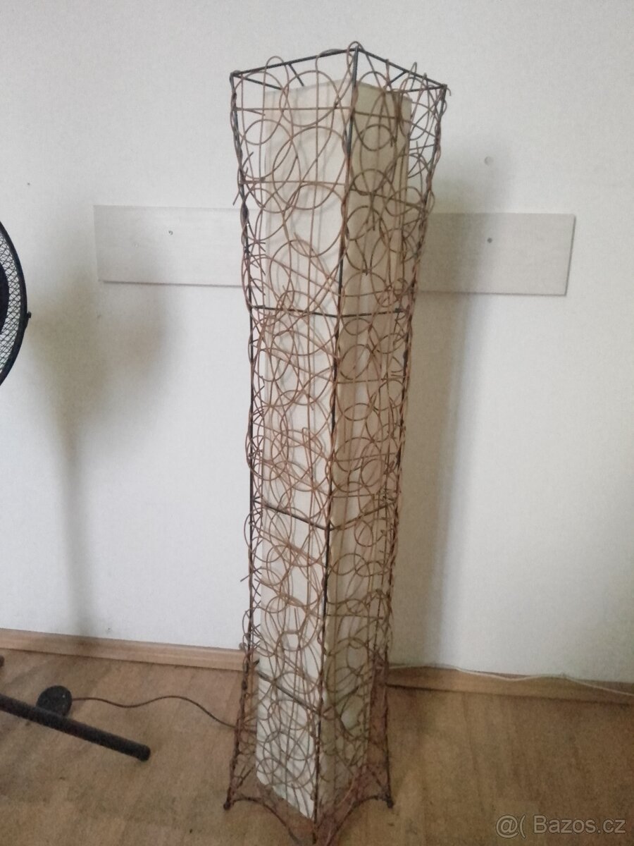 Stojící proutenna lampa