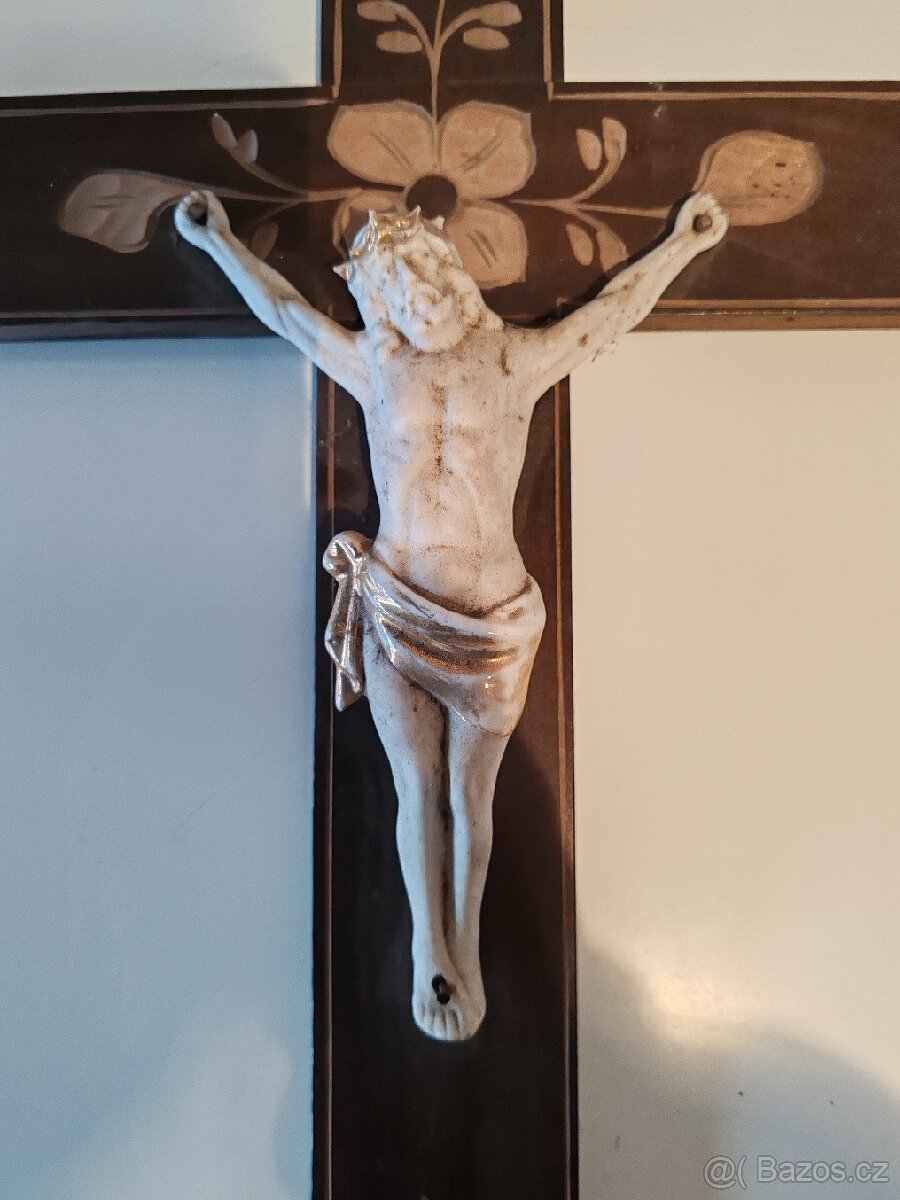 Dřevěni kříž s pocelanou soškou