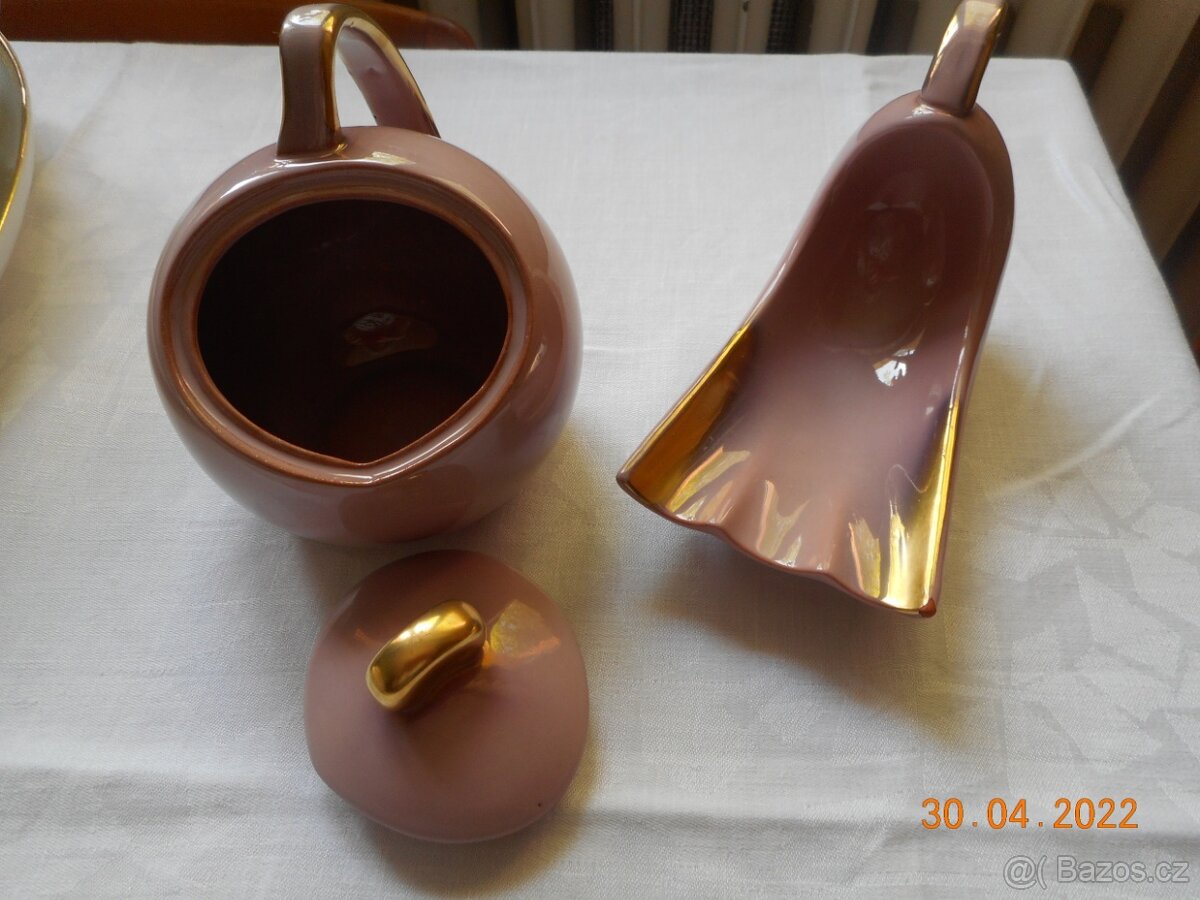 Různé keramické a porcelánové věci