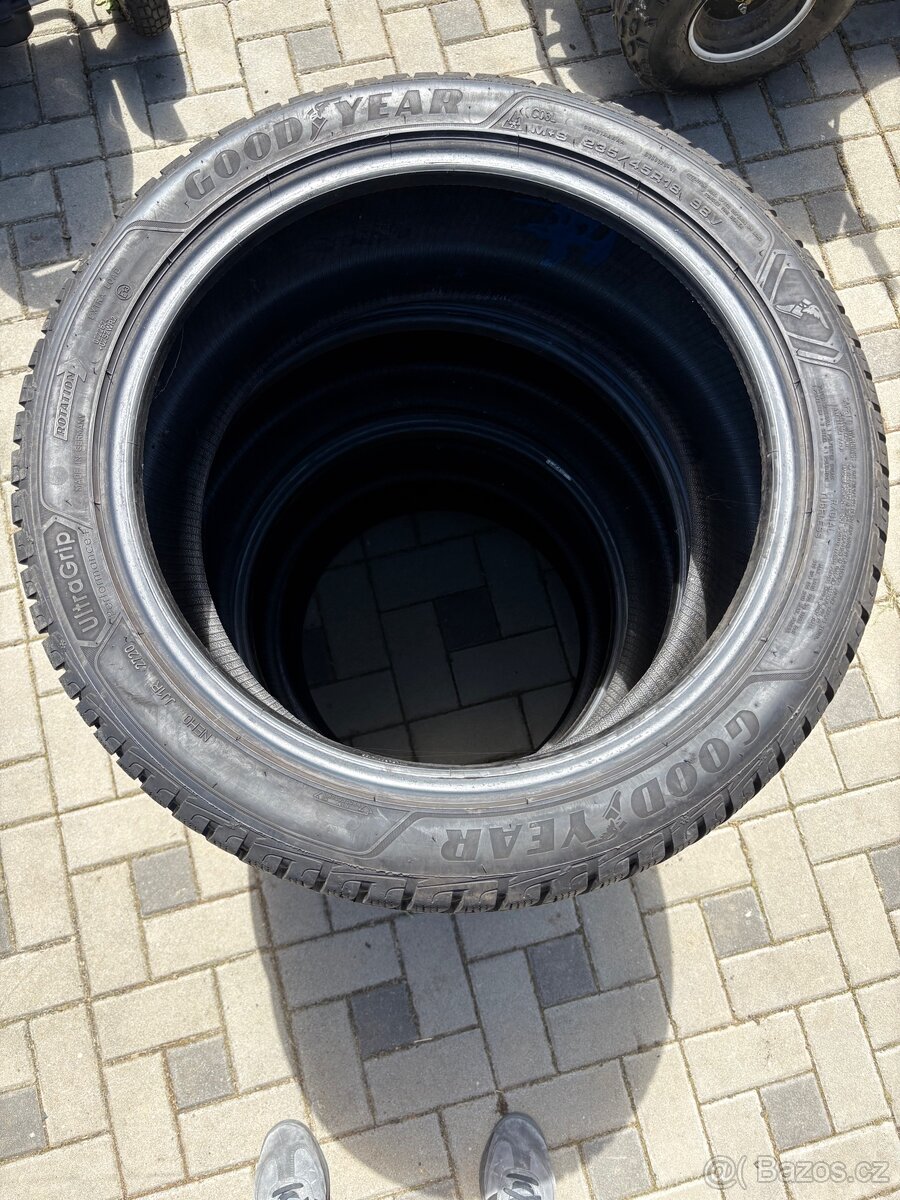 Zimní pneu Goodyear UltraGrip 235/45 R 18 98V