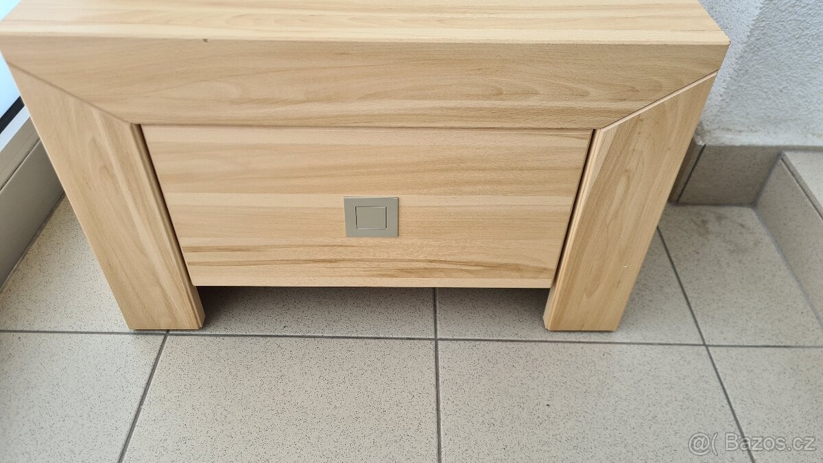Noční stolek k posteli, ložnice