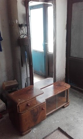 Starožitná skříň se zrcadlem