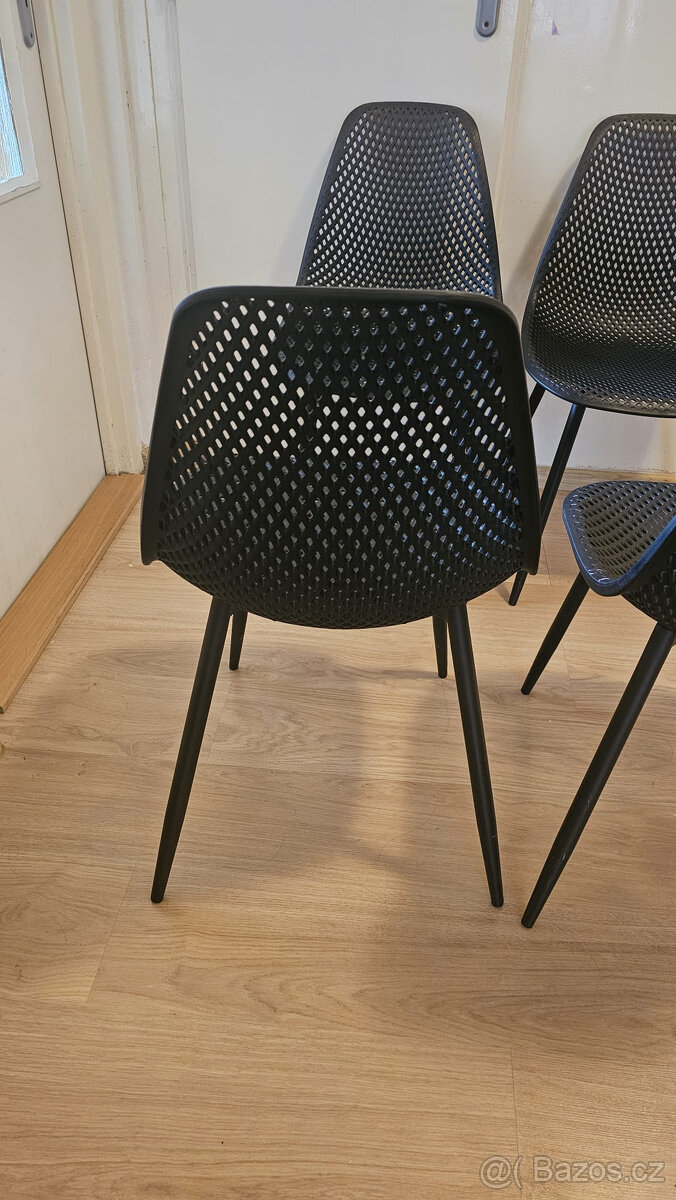 Set of 4 Plastic Chairs – Like New