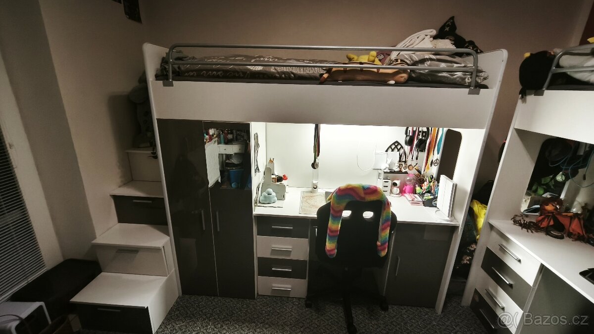 Patrová postel se stolem, skříní a schody