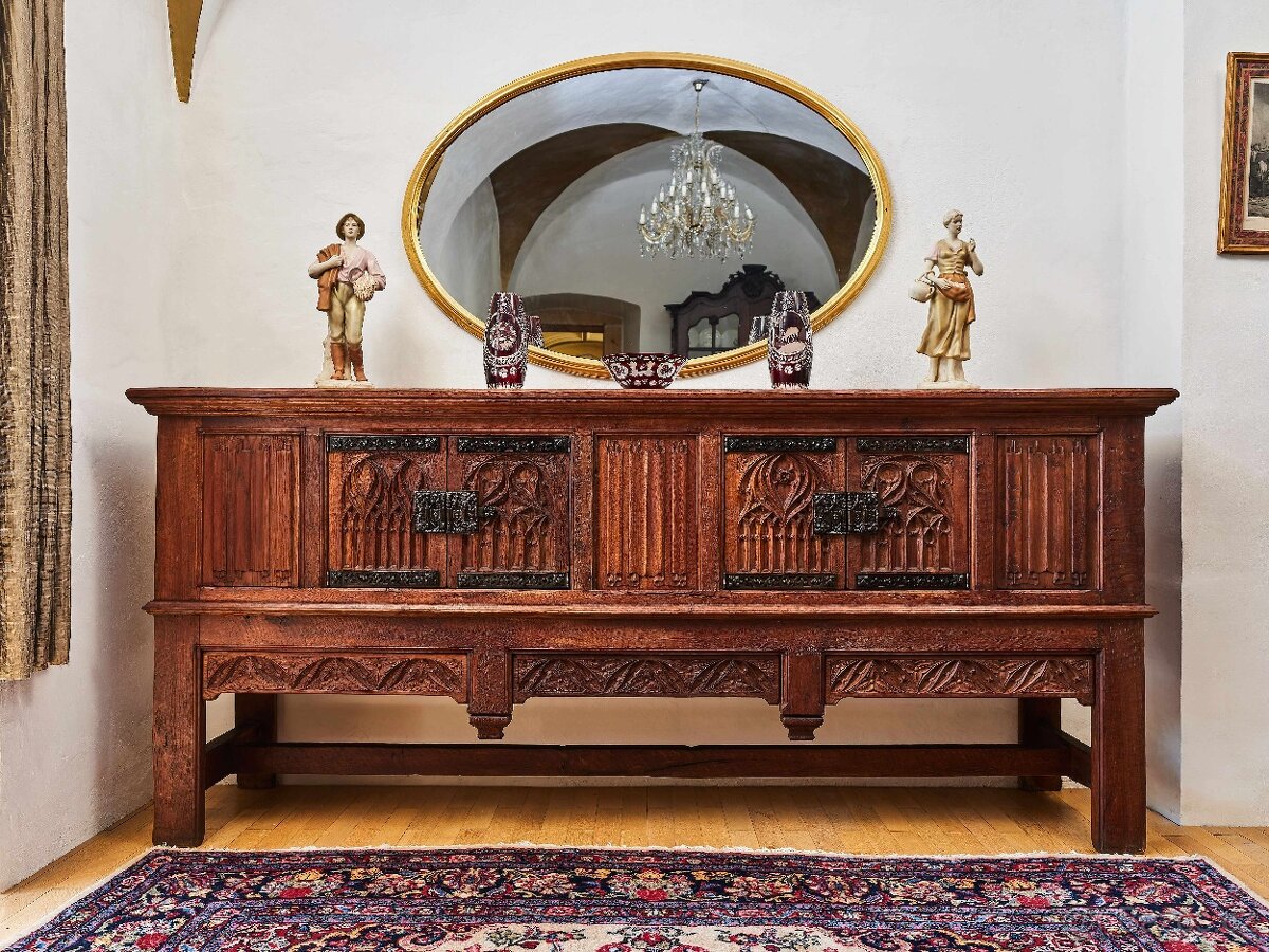 Neogotická dubová komoda z masivního dubu