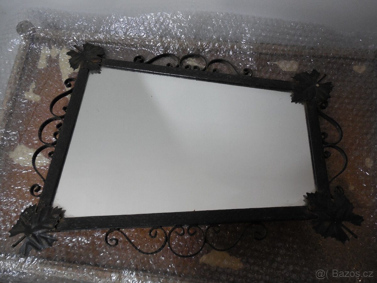 zrcadlo v kovovém rámu