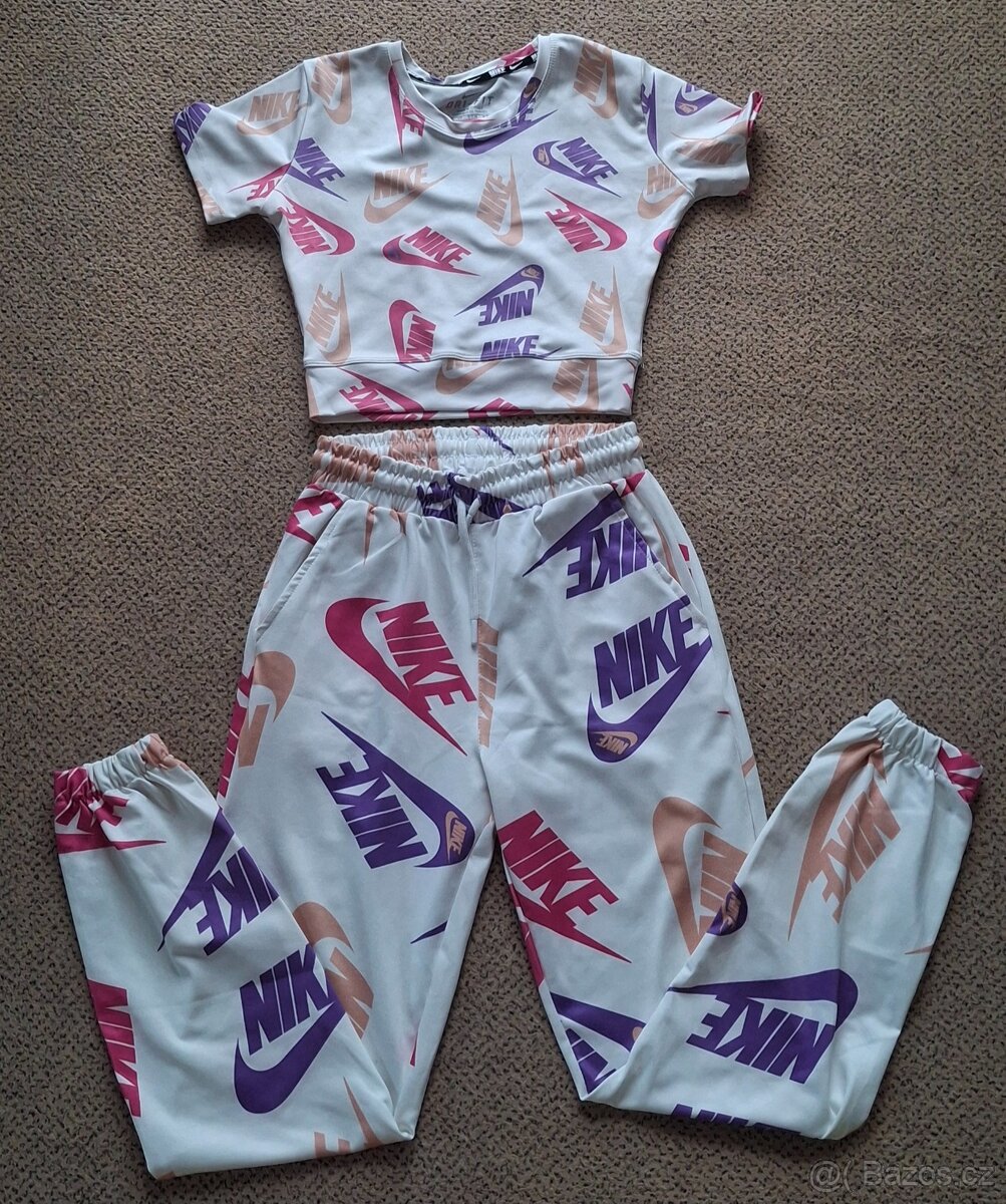 Dívčí sportovní souprava, tepláky, top Nike 152/158/164