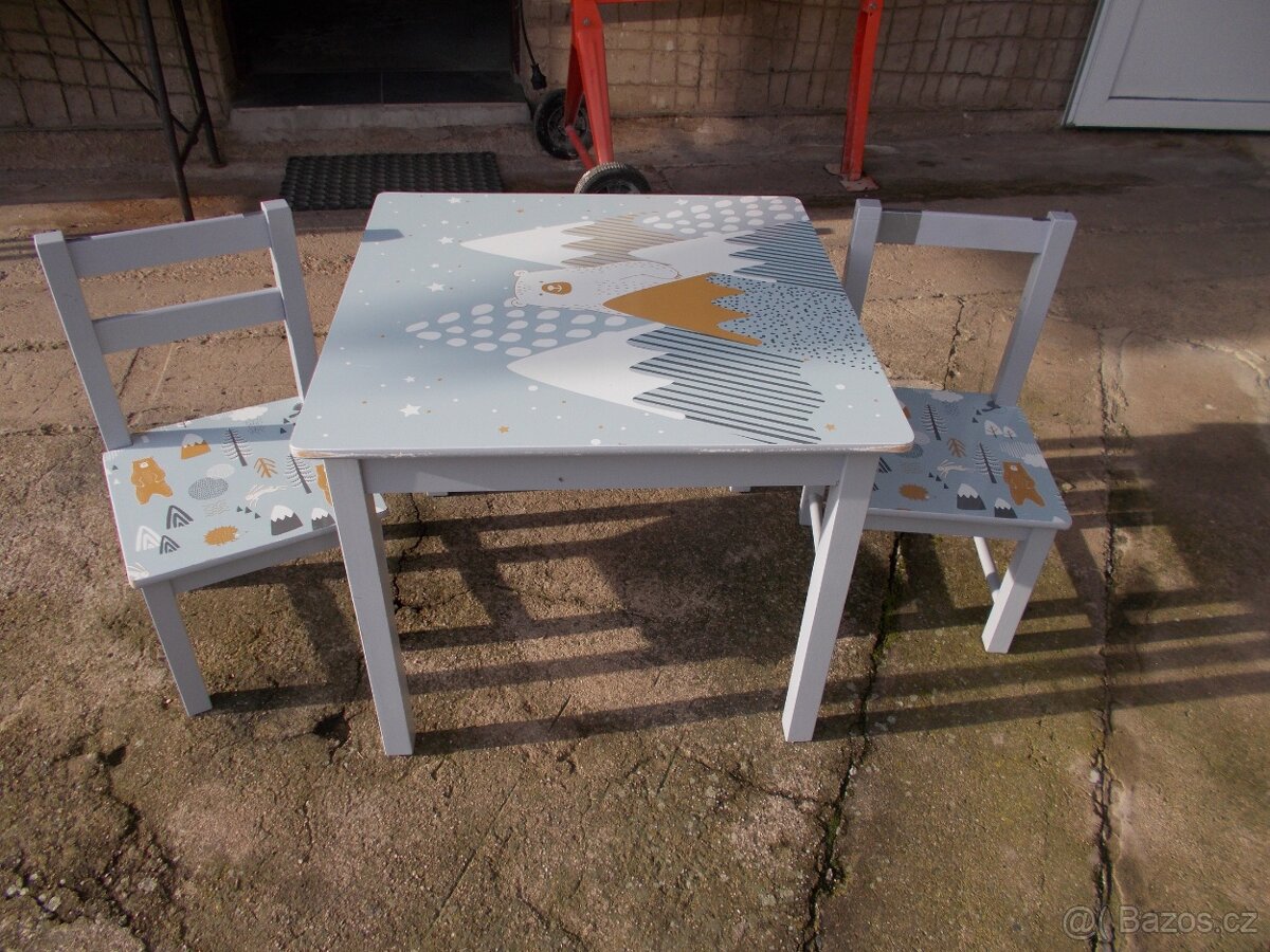 stolek a židličky