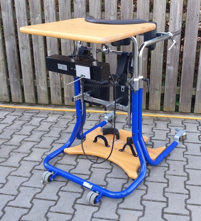 Vertikalizační stojan Otto Bock.