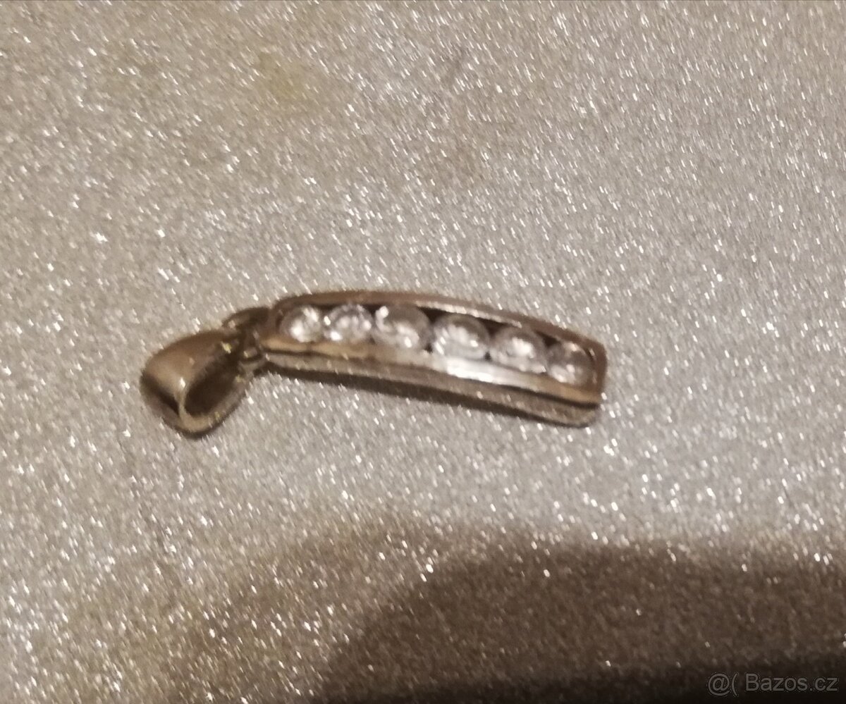 Stříbrný přívěsek se zirkonem