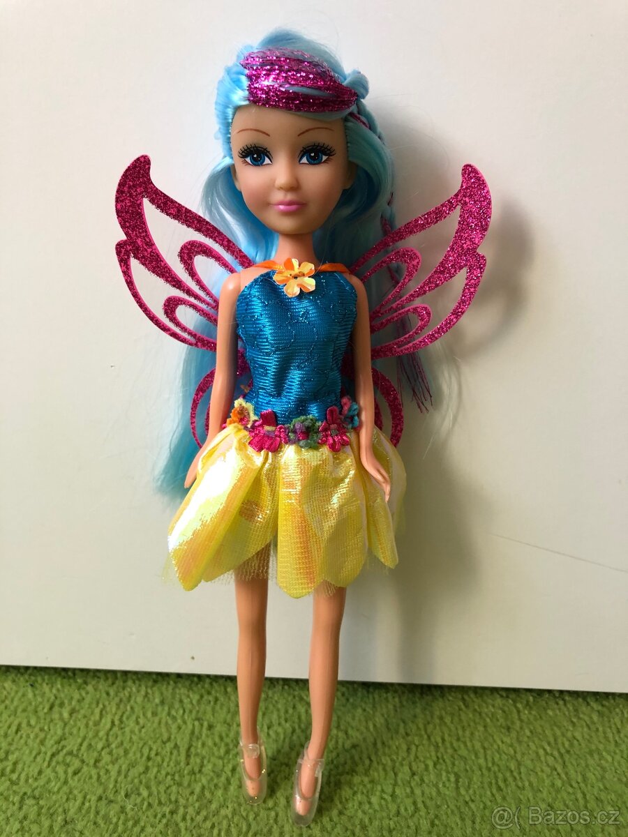 Panenka s modrými vlásky a křídly