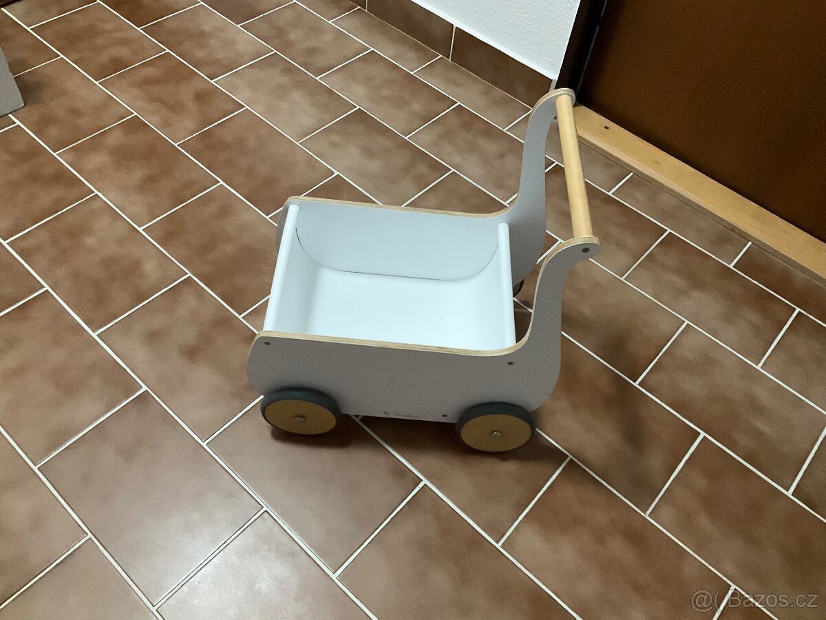 Dětmi oblíbené hračky - kočárek