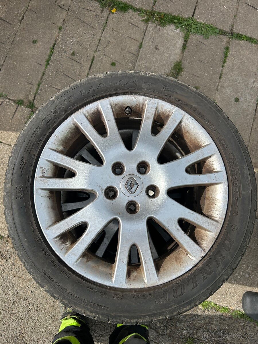 225/45/R17  Renault Laguna 2