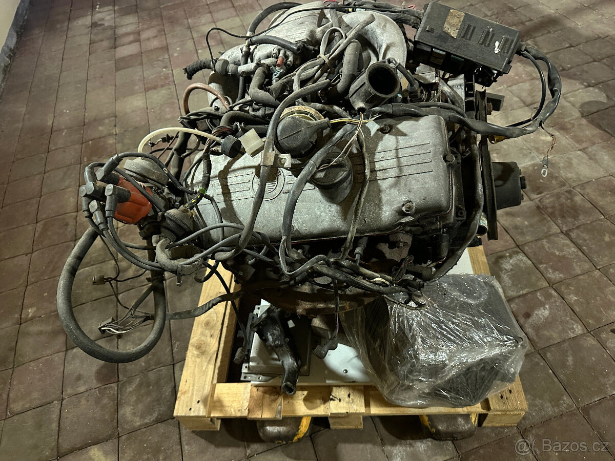 Motor BMW E30,E28,E21,02 318 M10 kompletni zastavba