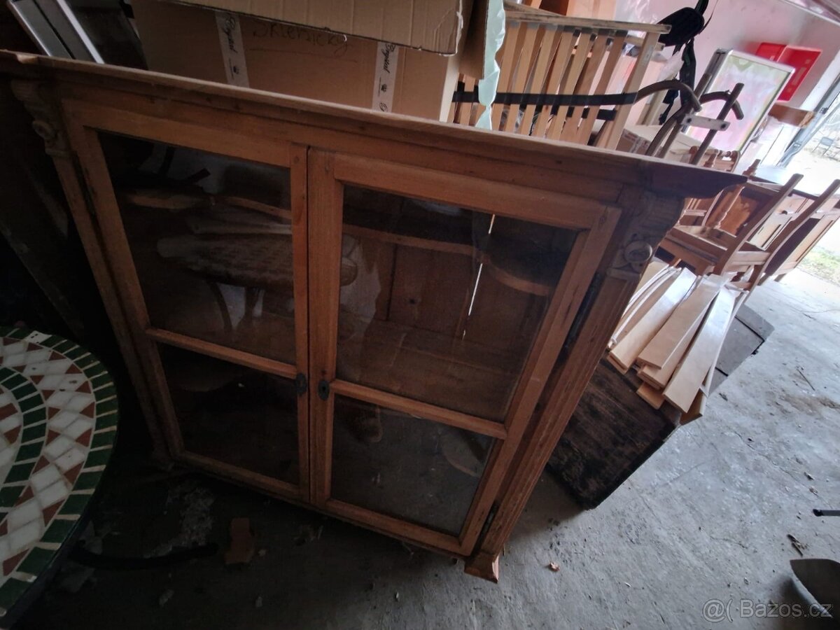 Starožtná komoda skleník knihovna antik repasovaná