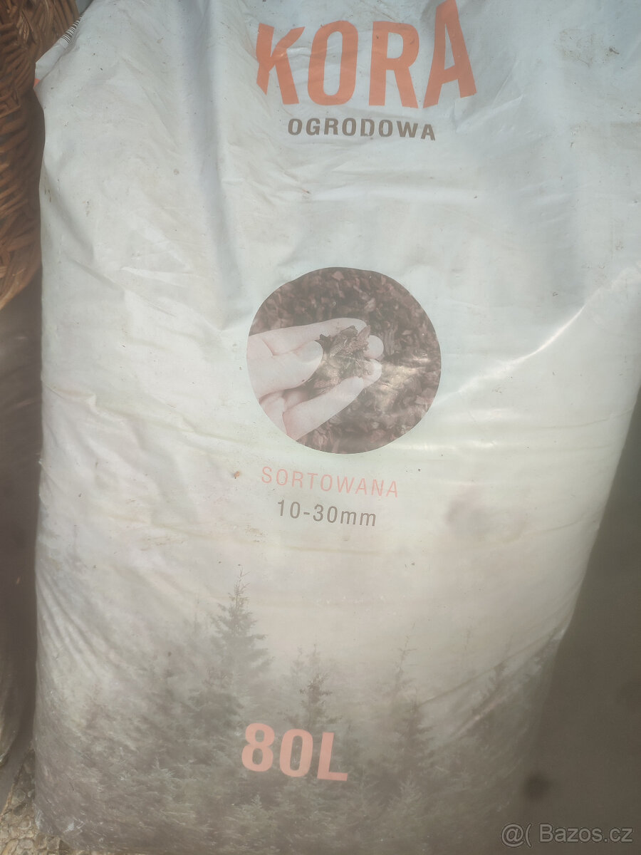 5 pytlů mulčovací kůry po 80litrů