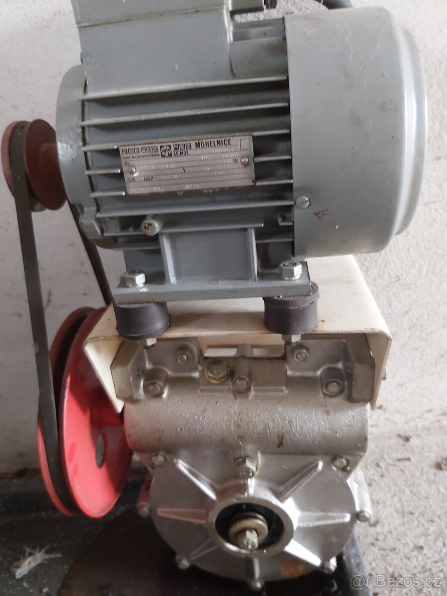 Elektromotor s převodovkou