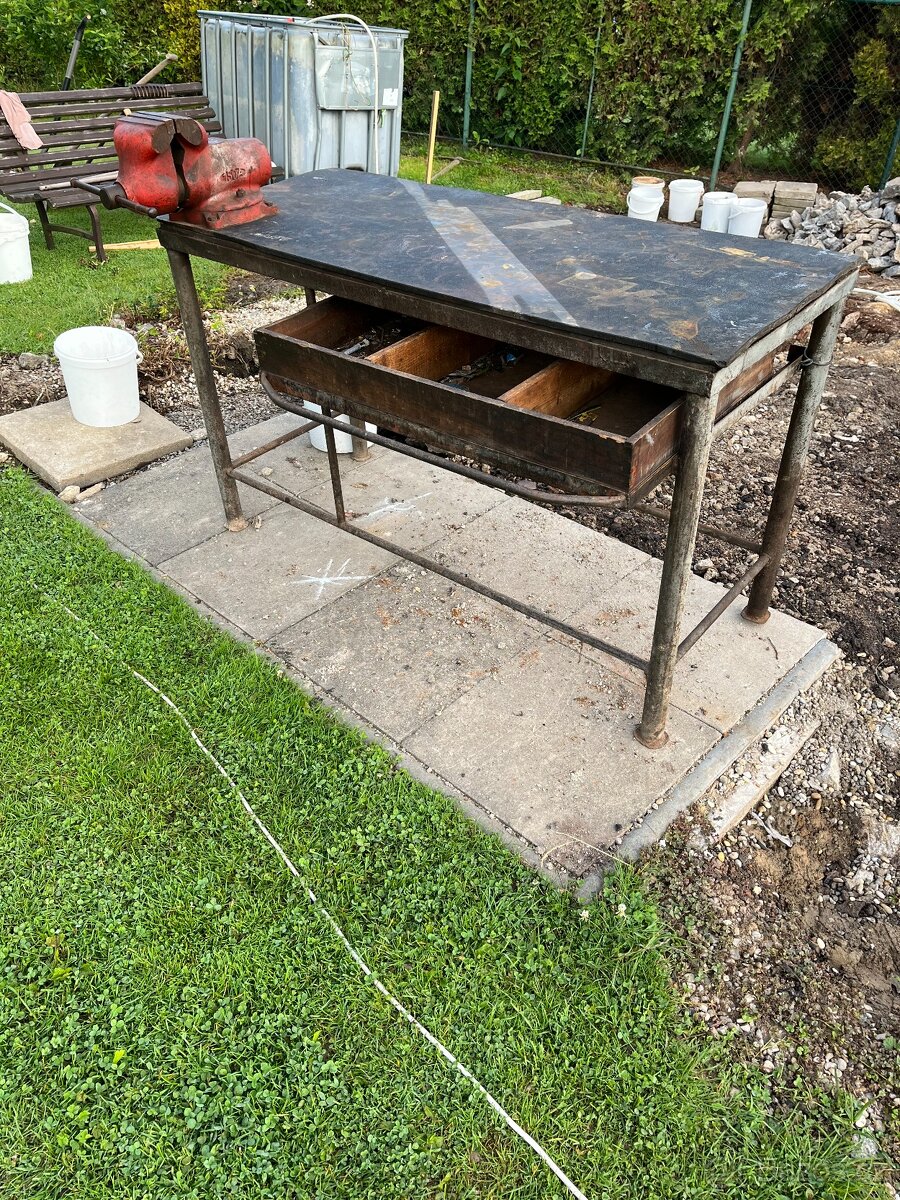 Pracovní stůl