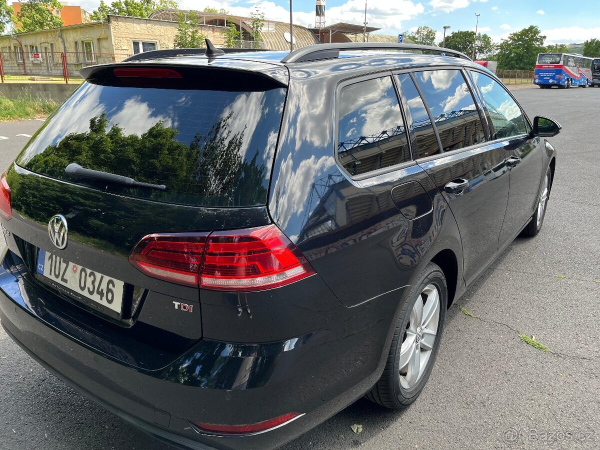 VW Golf 7, r.v. 2017, 1.6 diesel, NAVI, př. + zad. asistent,