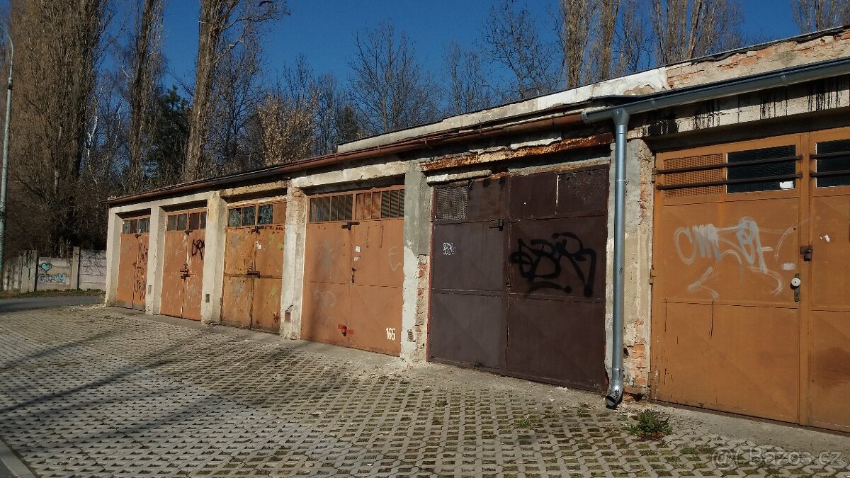 Pronájem řadové cihlové garáže v Čakovicích - Praha 9
