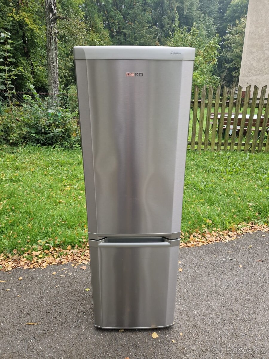 Lednice s mrazákem Beko stříbrná