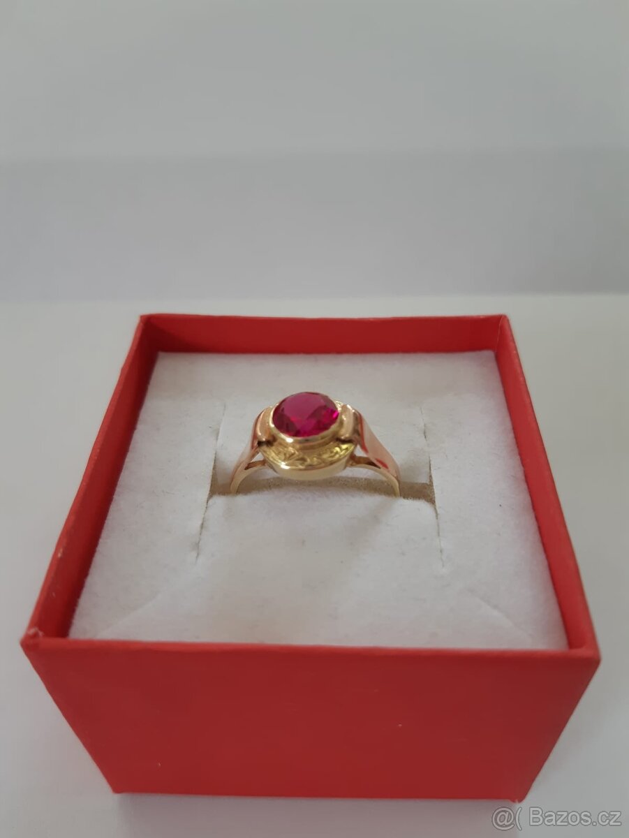 Zlatý prsten s růžovým kamenem